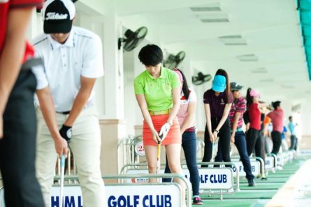 Sân golf Long Biên rất đông đúc và là địa điểm yêu thích của nhiều golfer nữ