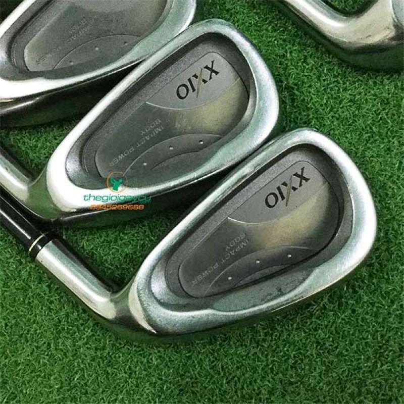 Trên mặt gậy golf có khắc tên thương hiệu và công nghệ áp dụng