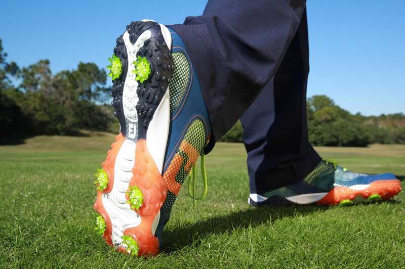 Màu sắc giày golf kết hợp với màu trang phục đối lập sẽ tạo nét cá tính cho người chơi