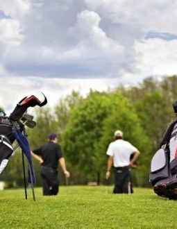Xếp gậy golf vào túi sẽ giúp các golfer di chuyển dễ dàng trên sân