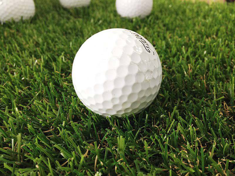 Hình ảnh bóng golf 1 lớp với những lỗ tròn lõm bên ngoài
