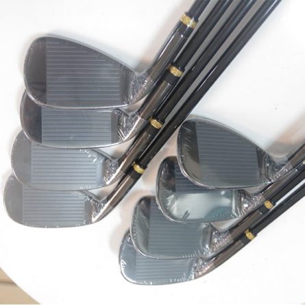 Mặt gậy Mutsumi Honma golf được thiết kế mở rộng làm tăng điểm ngọt giúp người chơi dễ dàng vào bóng hơn.