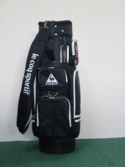 Le Coq Sportif golf bag có khoang đựng đồ bên trong rất rộng