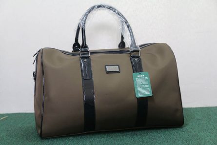 Túi đựng quần áo golf Polo có màu nâu cá tính, kết hợp với những đường nét chấm phá tạo điểm nhấn ấn tượng.