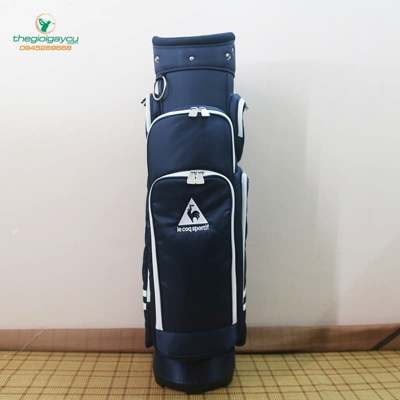 Túi gậy golf Le Coq Sportif được thiết kế chắc chắn, chất liệu vải dù chống thấm nước.