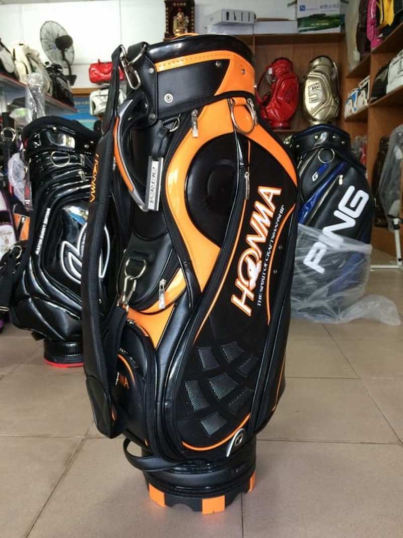 Túi golf Honma cao cấp được ưa chuộng sử dụng do có thiết kế tinh tế, giúp người dùng thể hiện phong cách và cá tính riêng của mình. Hiện nay, đây là một trong những dòng sản phẩm bán chạy nhất trên thị trường thời trang golf.