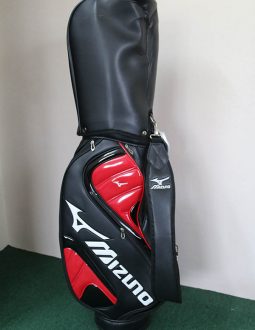 Túi golf Mizuno thường được làm từ chất liệu da tổng hợp
