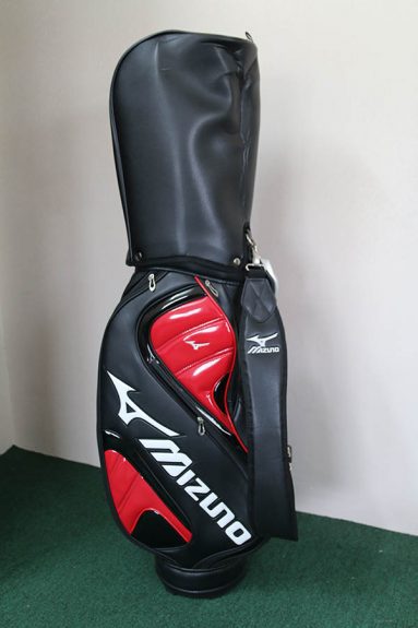 Túi golf Mizuno thường được làm từ chất liệu da tổng hợp
