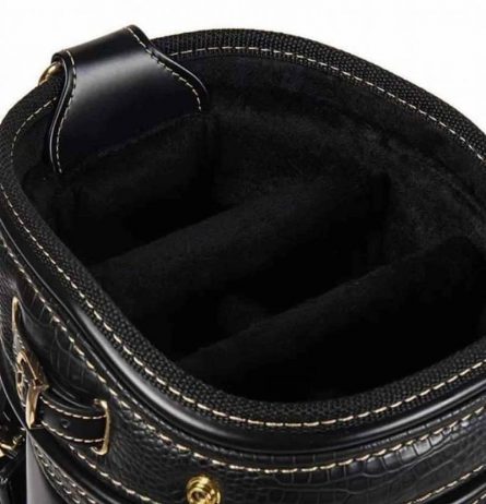 Ngăn đựng gậy chia thành nhiều khe cắm nên dễ dàng mang theo và bảo quản gậy khi ra sân