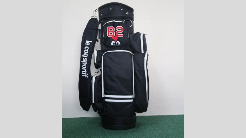 Le Coq Sportif golf bag có khoang đựng đồ bên trong rất rộng
