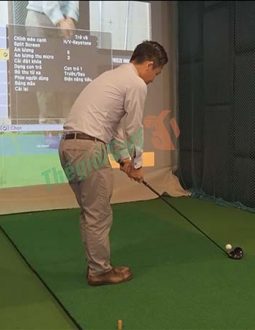 Golfer mua gậy được thử gậy trực tiếp với hệ thống phòng golf 3D chất lượng cao