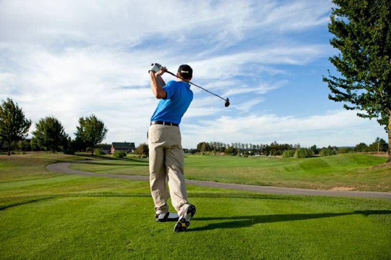 Golfer nam nên chọn trang phục chơi golf có màu sắc nhã nhặn, sang trọng, lịch sự