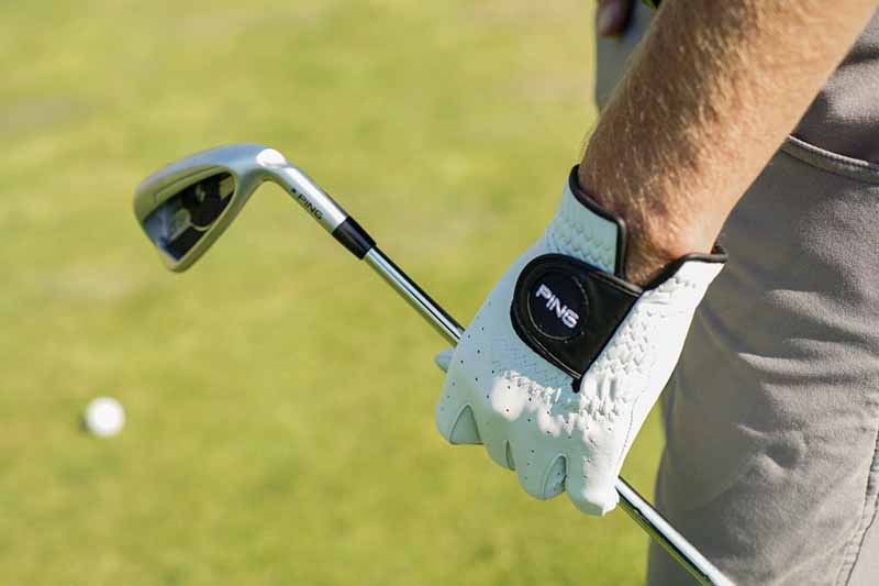 Găng tay và gậy golf Ping tạo thành bộ đôi hoàn hảo cho golfer