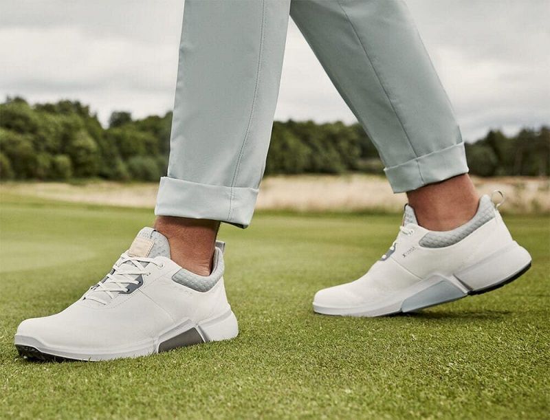 Golfer lựa chọn giày golf nên chú ý đến trọng lượng giày