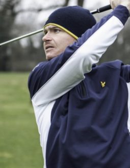 Mũ golf mùa đông rất cần thiết cho golfer khi chơi golf dưới trời lạnh