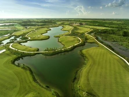 Review chi tiết sân golf West Lakes: Thiết kế, tiện ích và bảng giá dịch vụ