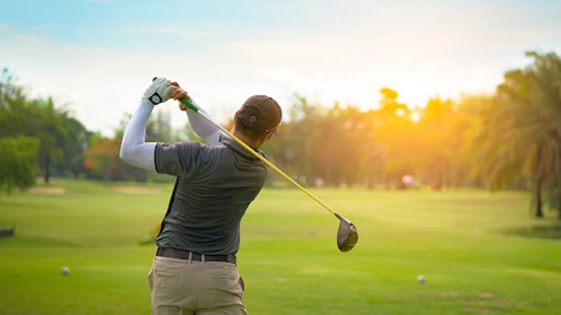 Chi phí luyện tập ưu đãi là một ưu điểm của sân tập golf Vân Canh