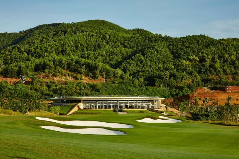 Sân golf Bà Nà Hills có địa hình thung lũng - đồi núi