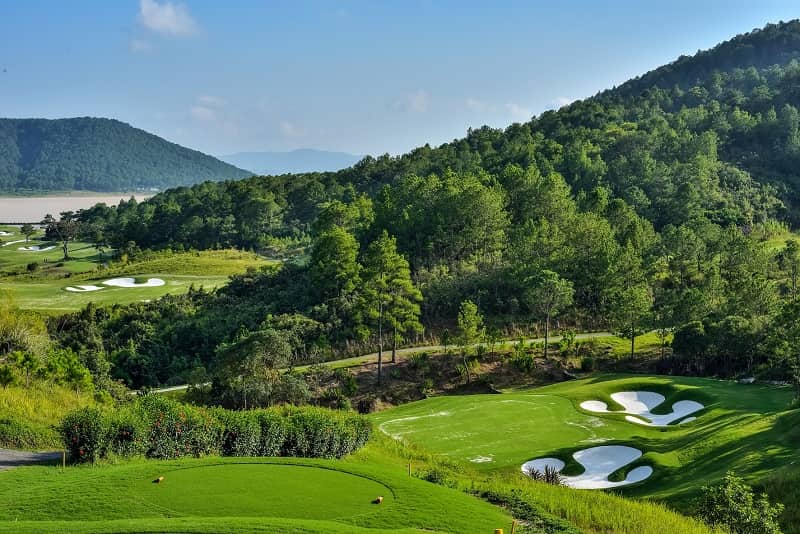 Các hố golf đặt ở nhiều độ cao khác nhau với địa hình mấp mô thử thách tài năng các golfer