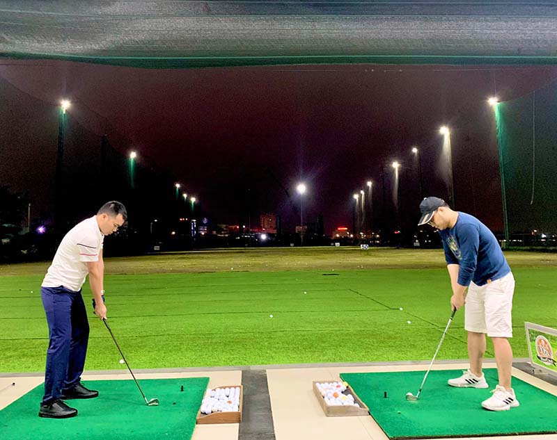 Sân golf với tiện ích chiếu sáng về đêm