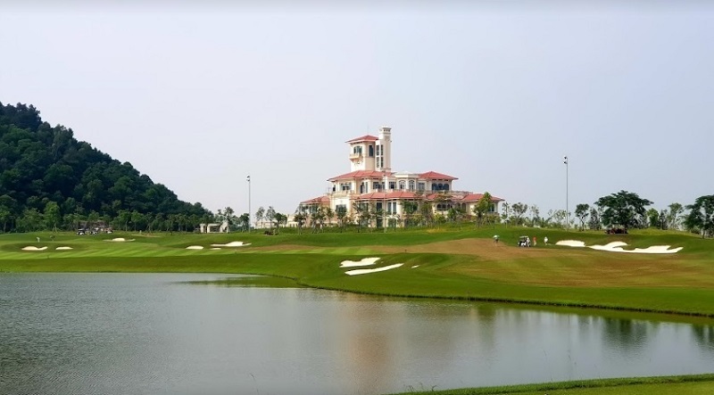 Nhà điều hành sân golf nhìn ra hồ nước tự nhiên rộng lớn thoáng mát
