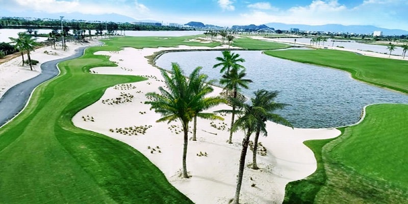 Khung cảnh tuyệt đẹp từ sân golf nhìn ra biển lớn