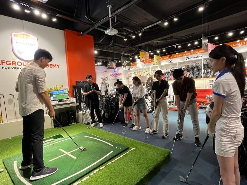 Buổi đào tạo tập golf dành cho nhân viên