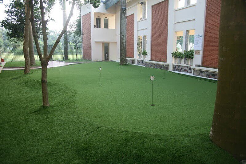 Khu tập gạt bóng trong nhà có tổng diện tích là 300 mét vuông, chia thành 7 lỗ golf