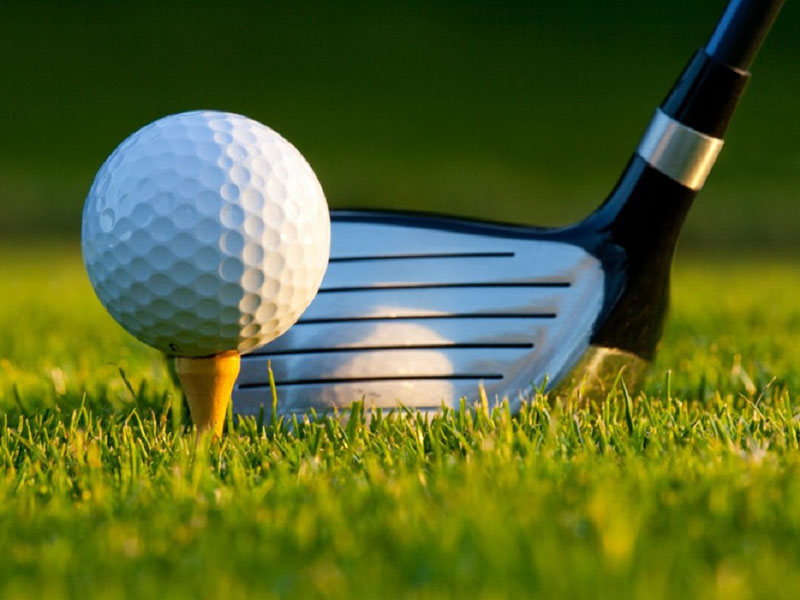 Golfer nên lưu ý lựa chọn những mẫu bóng golf nặng khi gió mạnh