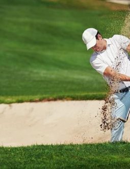 Kỹ thuật cứu bóng trong bẫy cát là cú đánh nâng cao mà golfer cần nắm