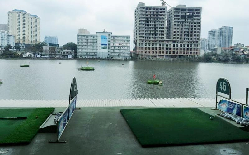 Sân tập golf Lê Văn Lương nằm tại trung tâm của thủ đô Hà Nội