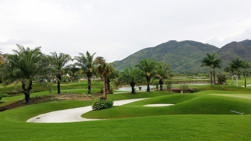Sân golf có diện tích rộng lớn, không gian thoáng đãng