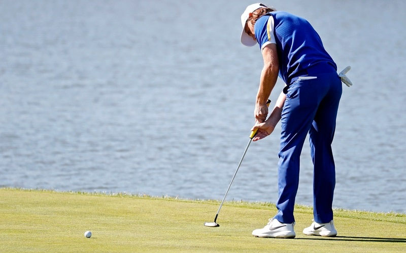 Golfer chú ý điều chỉnh mức độ rộng của tư thế đánh