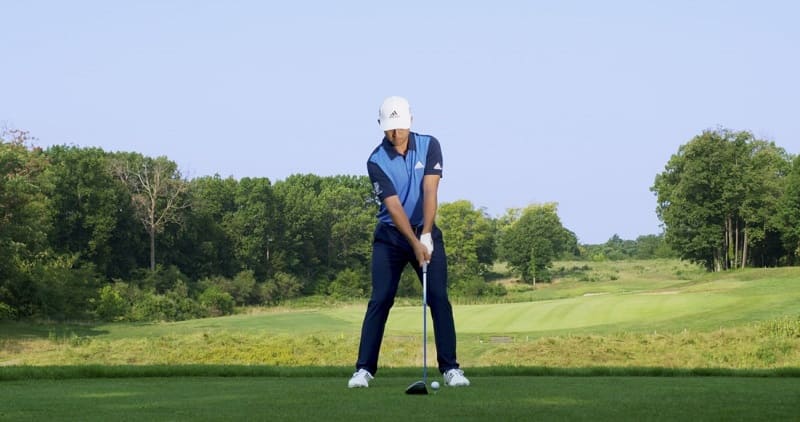 Quần golf của hãng được thiết kế với phong cách trẻ trung cùng màu sắc nhã nhặn, dễ phối