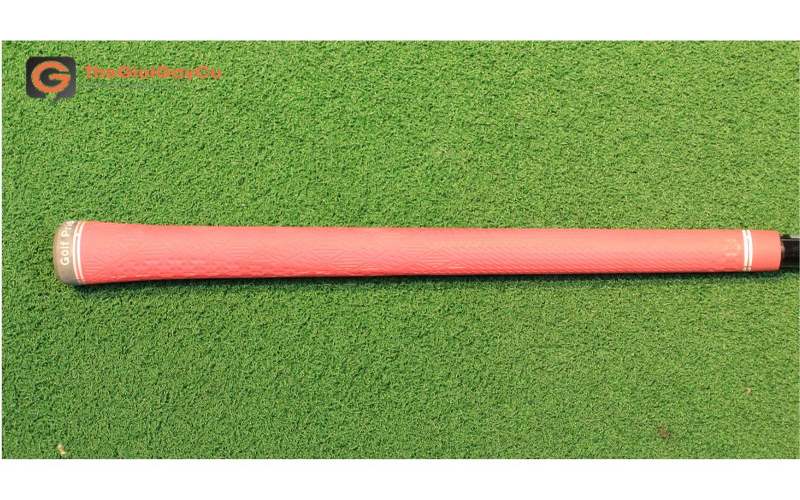 Chiều dài gậy độc đáo hỗ trợ golfer tạo nên đường bóng thẳng và chính xác