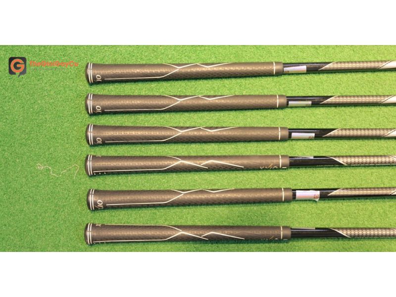 Cán gậy được sản xuất với các chi tiết để golfer tạo nên cú đánh chắc chắn