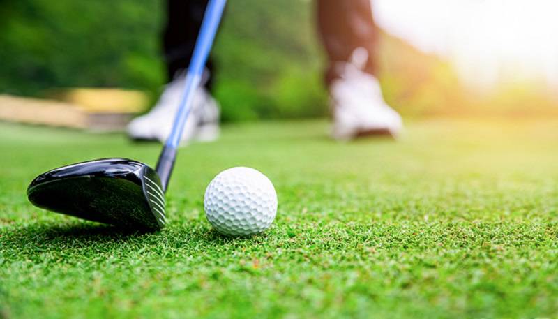 Golfer lựa chọn gậy có độ loft thấp để giảm backspin và đưa bóng đi xa hơn