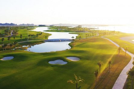 Sân golf được trang bị đầy đủ tiện ích hỗ trợ golfer luyện tập và thi đấu