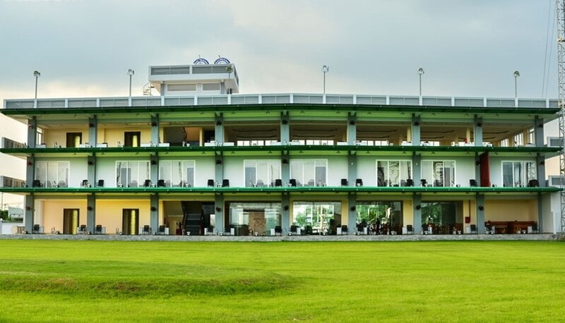 Sân tập golf có không gian rộng lớn, với quy mô 3 tầng