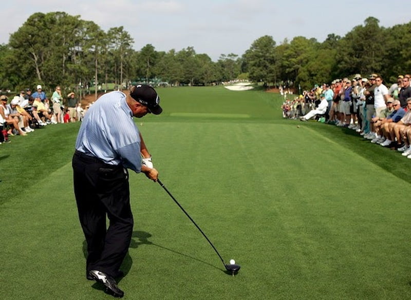 Cú HIO dài nhất được thực hiện bởi golfer Michael J. Crean