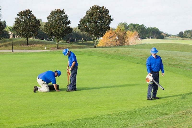 Nhân viên bảo dưỡng sân golf có nhiệm vụ đảm bảo sân luôn trong tình trạng tốt nhất