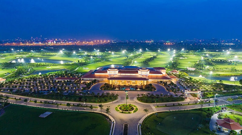 Sân golf Long Biên được trang bị đèn chiếu sáng hiện đại vào ban đêm