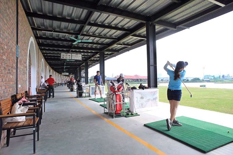 Sân tập golf thu hút đông đảo golfer đến vui chơi, giải trí