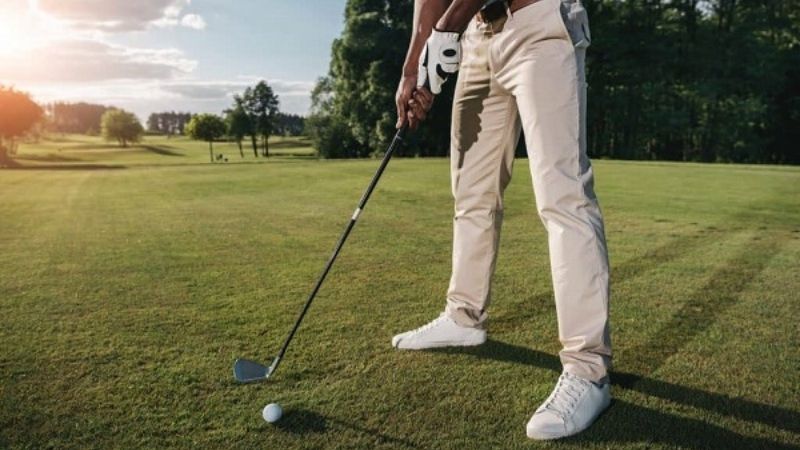 Golfer cần chú ý thăng bằng chân khi chơi golf