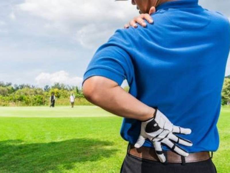 Golfer bị đau người do thực hiện động tác không đúng kỹ thuật