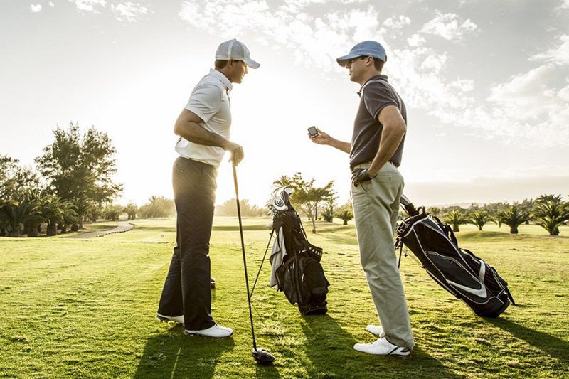 Luyện tập với huấn luyện viên chuyên nghiệp để học đánh golf đúng kỹ thuật