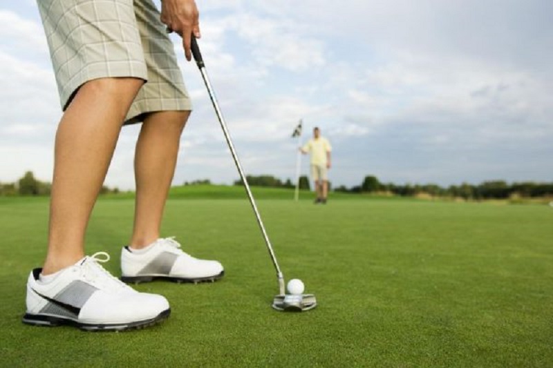 Kỹ thuật putting golf gồm 2 loại cơ bản là cú putt gần và putt xa