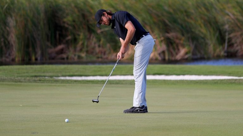 Để thực hiện cú gạt bóng chuẩn xác, golfer cần chú ý đến nhiều yếu tố