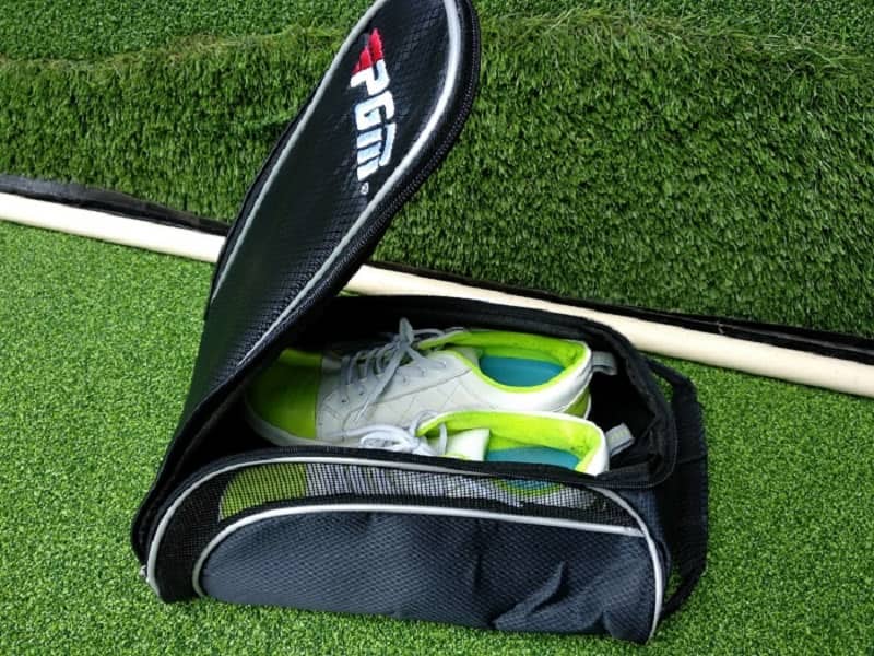 Túi đựng giày golf cũng là phụ kiện cần thiết của các golfer khi ra sân