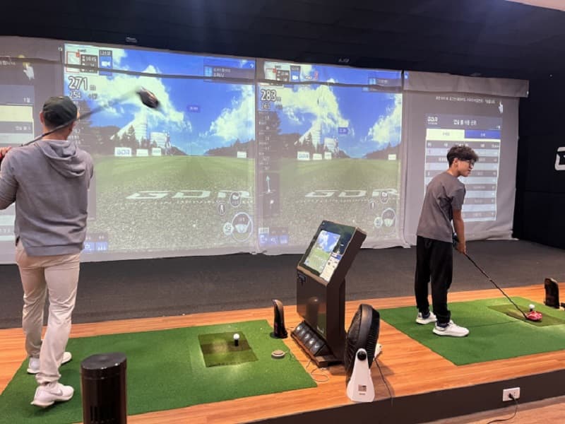 Phòng tập golf Golfzon Park Grand Plaza được ứng dụng công nghệ hiện đại hỗ trợ golfer luyện tập